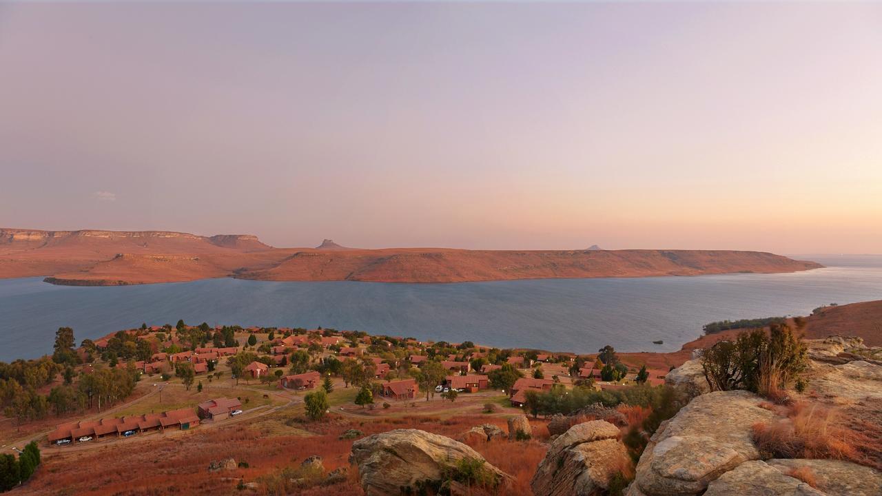 Hotel First Group Qwantani Harrismith Zewnętrze zdjęcie